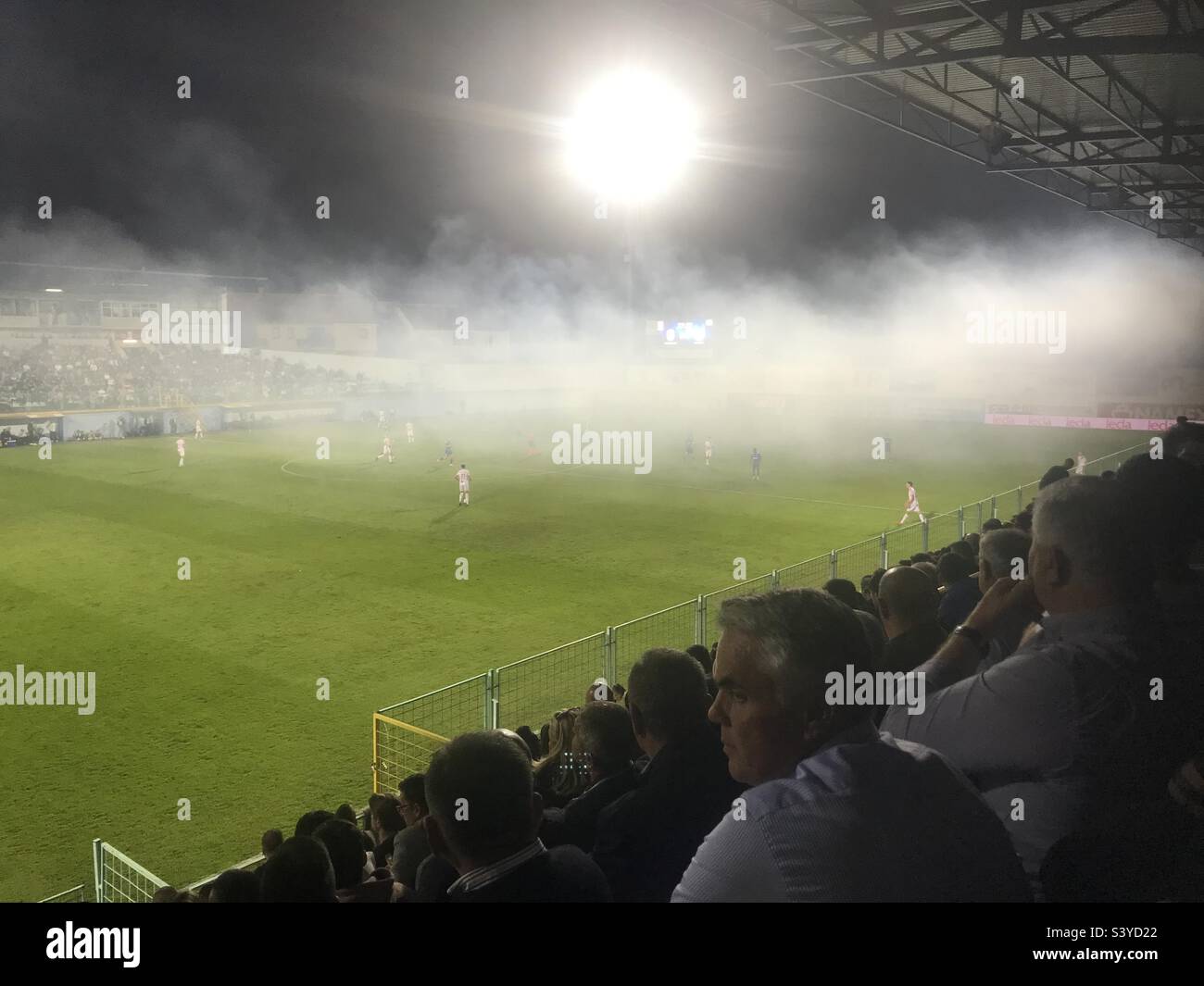 Während des Derbys zwischen Siroki Brijeg und Zrinjski Mostar bedeckt ein Rauch den Platz im Pecara Stadium in Bosnien und Herzegowina - Smartphone-aufgenommenes Stockfoto