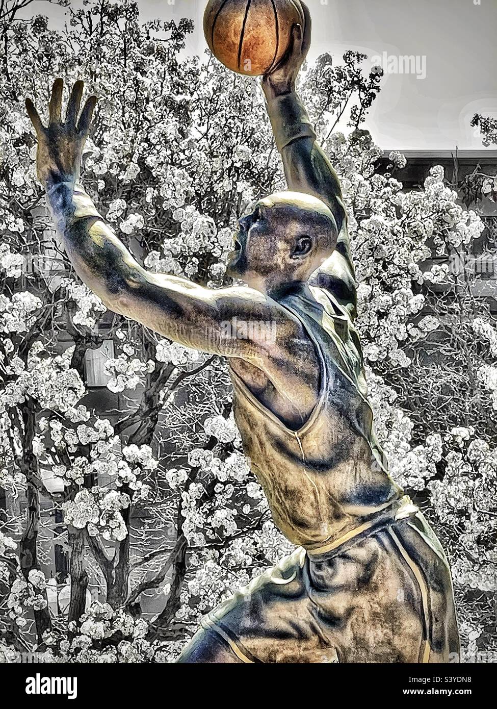 Ein Blick von der Vivint Arena, dem Heimatplatz des NBA-Teams Utah Jazz, von der Statue des Jazz großen Karl Malone aus, der auf die Straßen des SLC in der Innenstadt blickt. - Smartphone-aufgenommenes Stockfoto