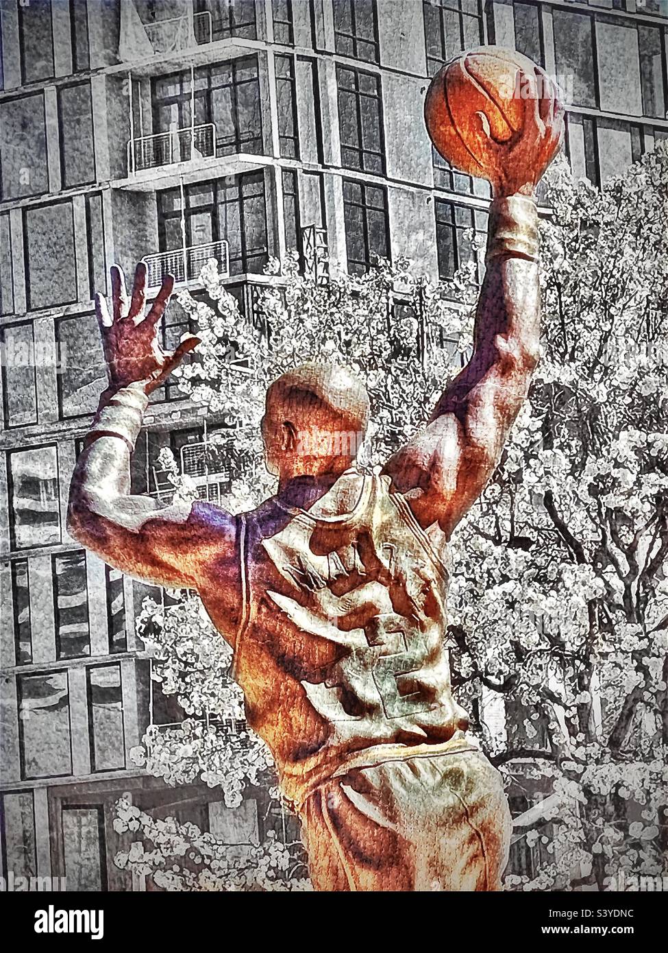 Ein Blick von der Vivint Arena, dem Heimatplatz des NBA-Teams Utah Jazz, hinter der Statue des Jazz-Großen Karl Malone, der auf die SLC-Straßen in der Innenstadt blickt. - Smartphone-aufgenommenes Stockfoto