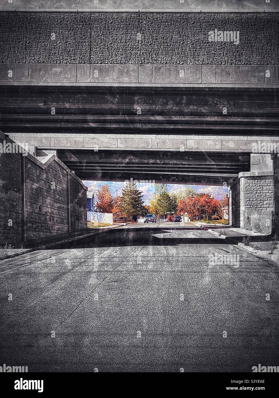 Ein neuer Highway (Mountain View Corridor) wurde kürzlich durch/über unserem Viertel auf der Westseite des Salt Lake Valley in Utah, USA, gebaut. Gut gemacht. Hoch und breit gebaut, nicht invasiv und leise. - Smartphone-aufgenommenes Stockfoto