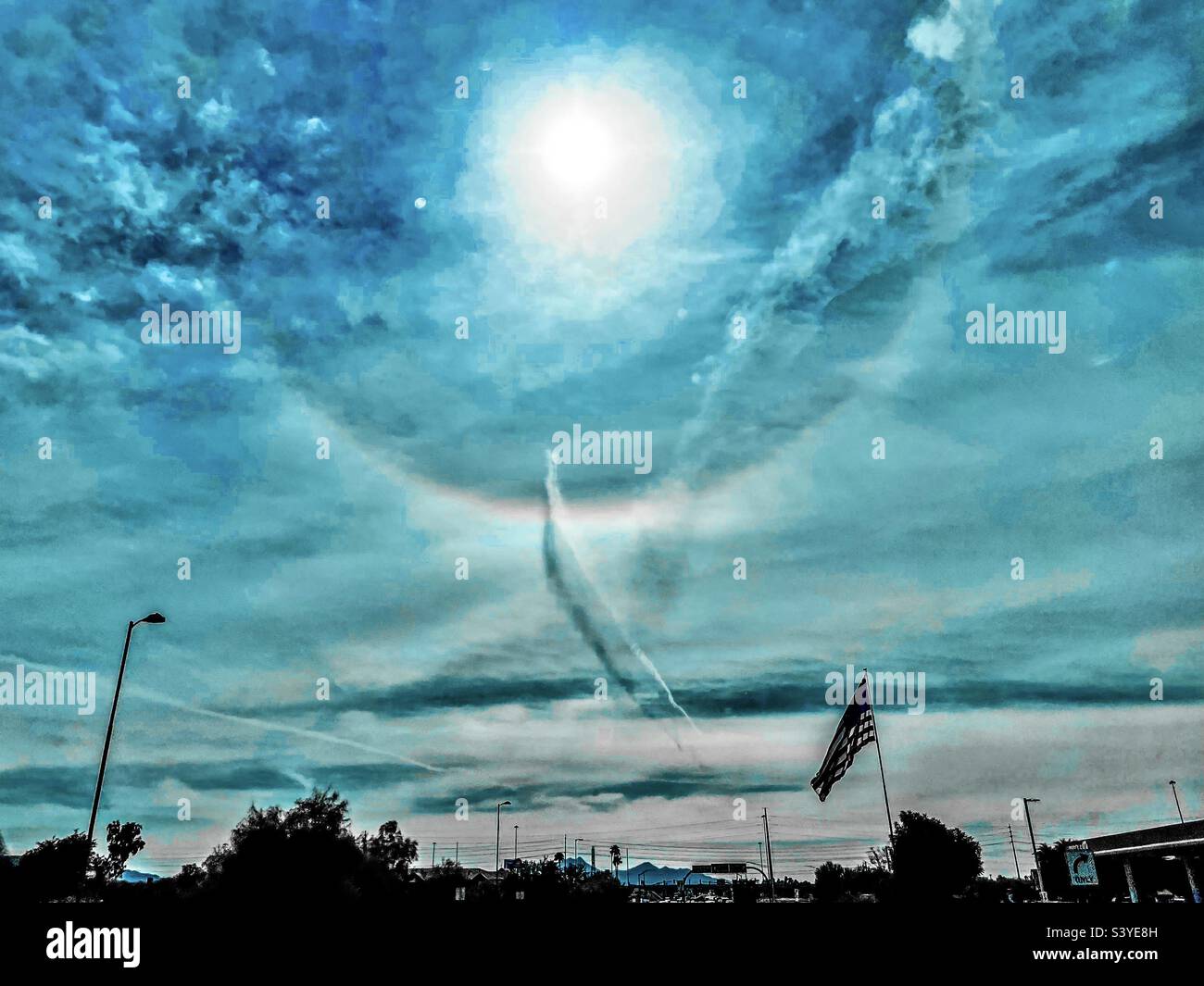 Aquarell-Typ Blick des Himmels mit der Sonne und Jet-Streams. Stockfoto