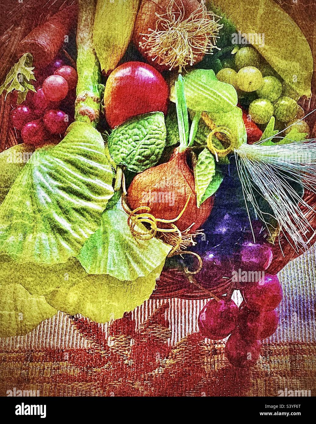 Obwohl es nur ein Zuhause gibt und nicht wirklich essbar ist, sieht dieses Thanksgiving „Horn of Plenty“ nicht nur reichlich und überfüllt aus, sondern auch nahrhaft und köstlich. Grunge-Effekt digital hinzugefügt. - Smartphone-aufgenommenes Stockfoto