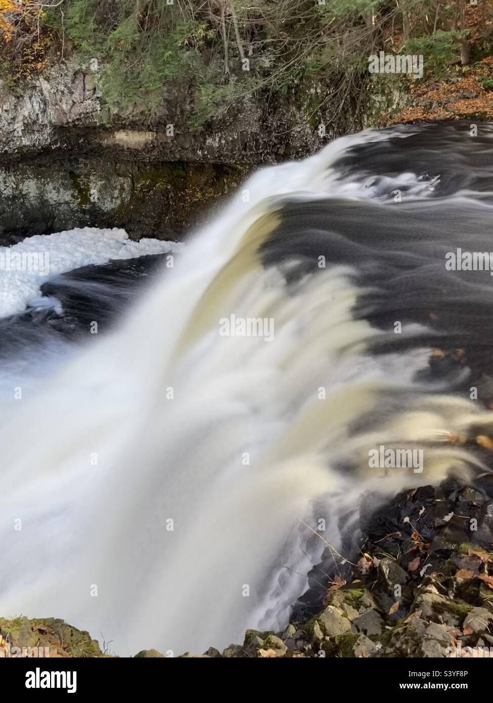 Langzeitbelichtung des Wasserfalls im Wadsworth State Park in Connecticut im Herbst - Smartphone-aufgenommenes Stockfoto
