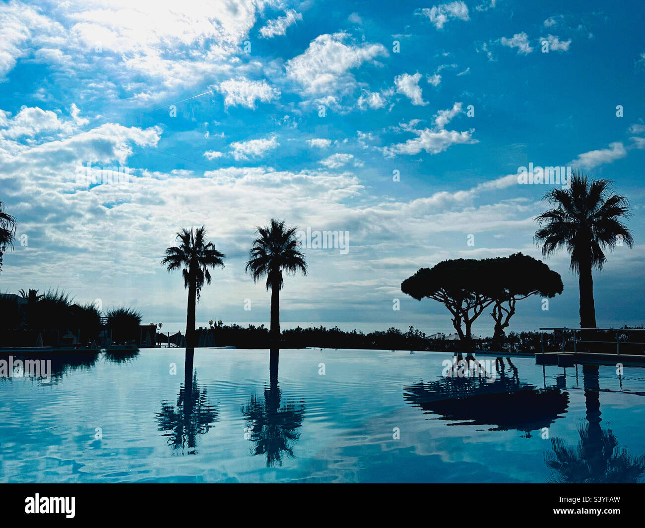 Blick auf den Pool, der den blauen Himmel reflektiert Stockfoto