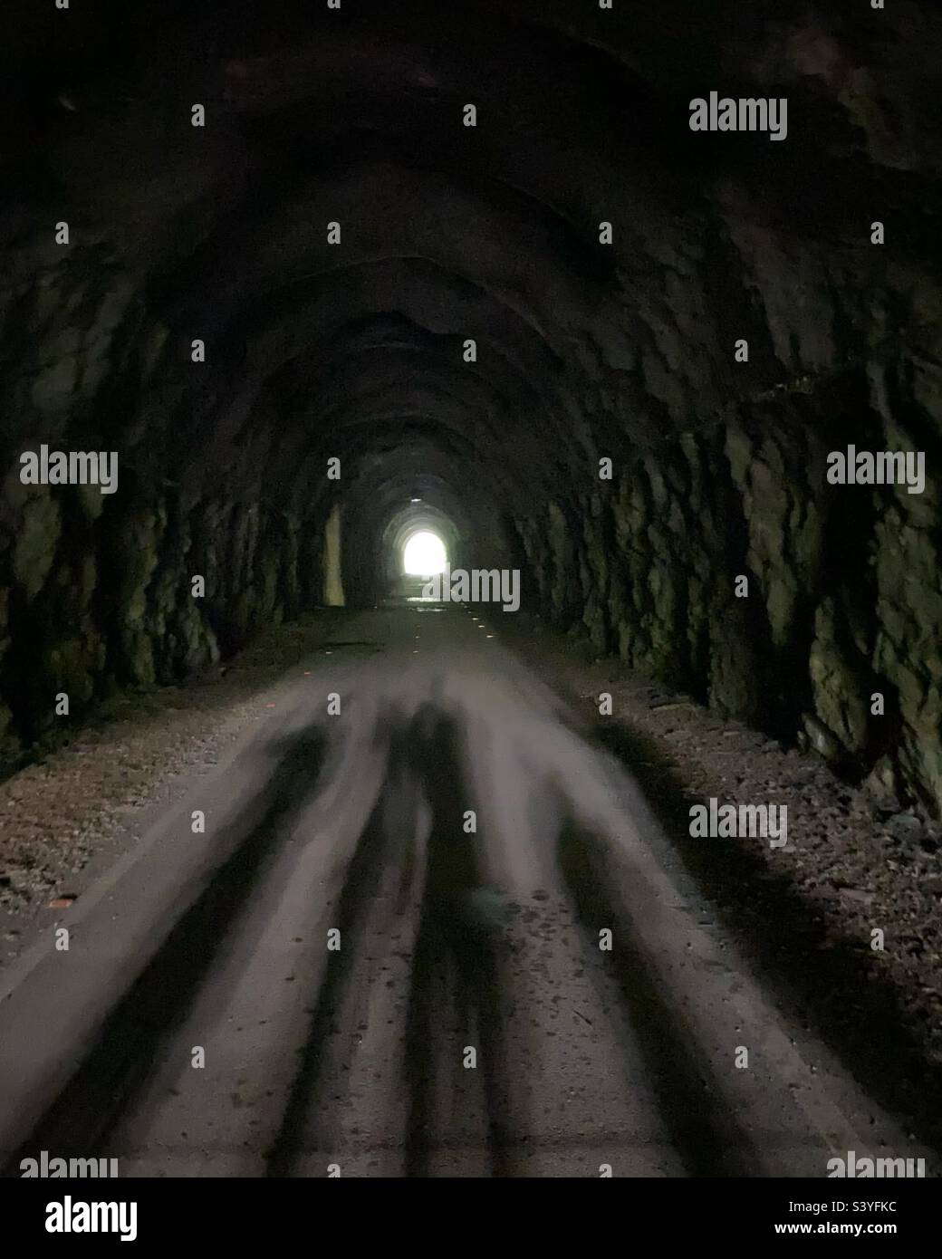 Spooky Tunnel - Smartphone-aufgenommenes Stockfoto