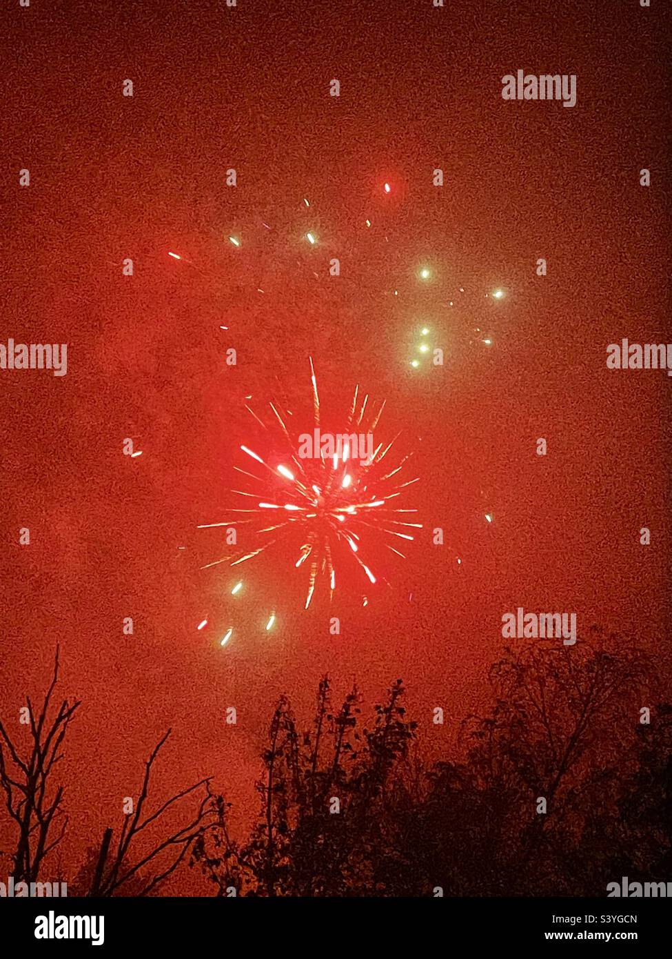 Roter Himmel mit Feuerwerk Stockfoto