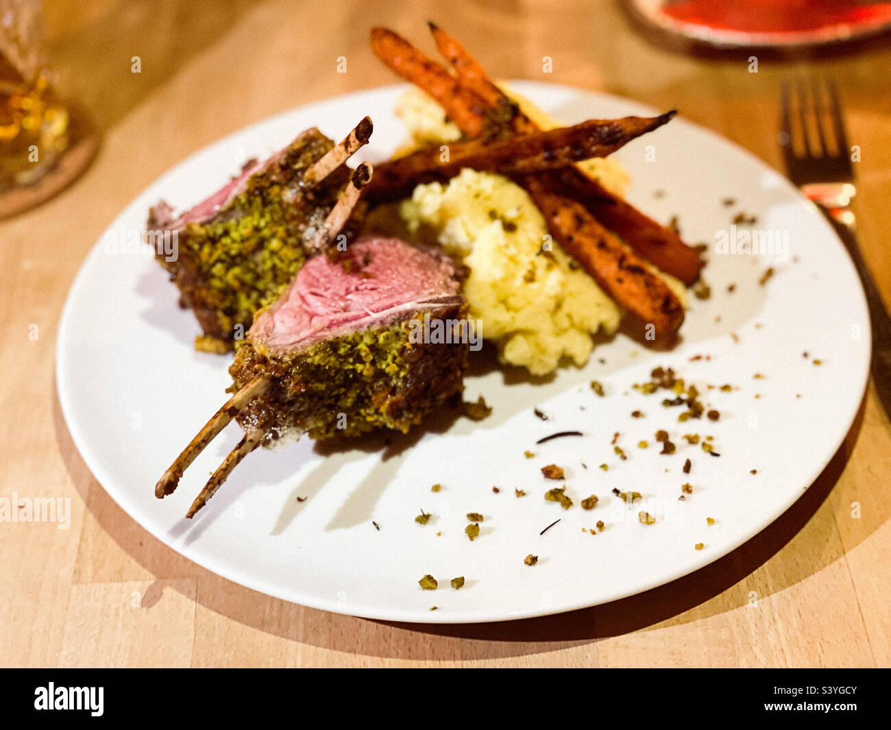 Schönes Gericht aus Lamm mit Kartoffelpüree und Karotten auf dem Teller Hausmannskost Stockfoto