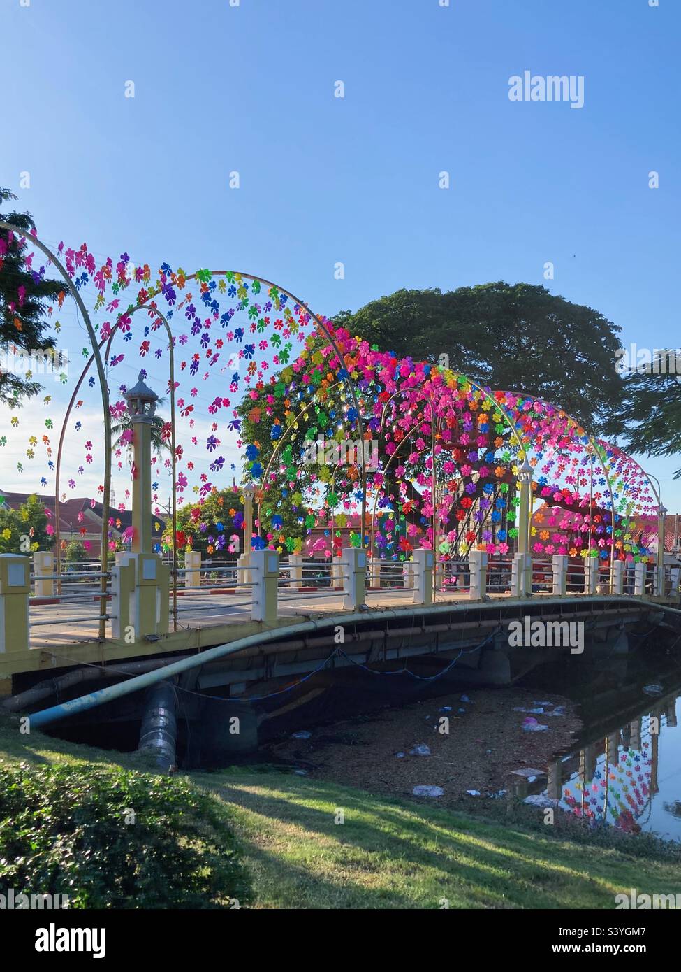 Brücke in Siem Reap, Kambodscha, dekoriert mit bunten Plastikblumen Stockfoto