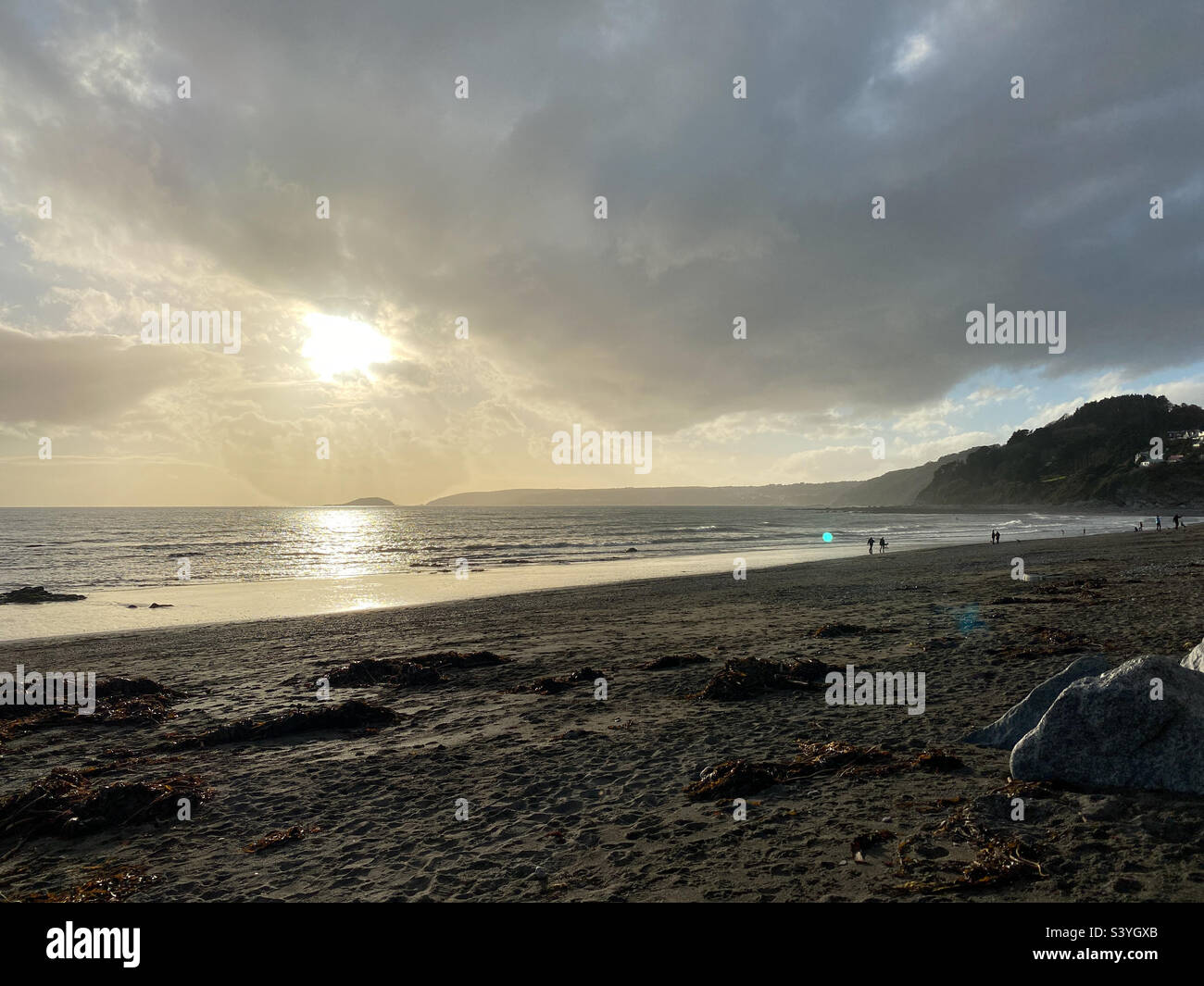 Stimmungsvolle Herbstsonne für einen Spaziergang am Strand von Seaton, Cornwall, Großbritannien. Foto auf einem Mobiltelefon mit Nachbearbeitung auf einem Telefon oder Tablet und Streulicht. - Smartphone-aufgenommenes Stockfoto