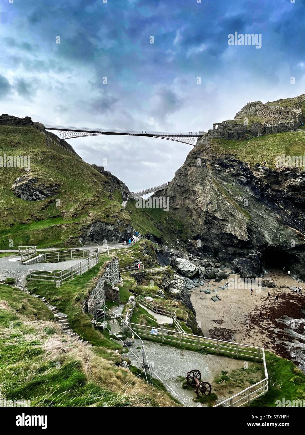 Tintagel Island, North Cornwall, mit der neuen Brücke, die das Festland verbindet, Oktober 2022. - Smartphone-aufgenommenes Stockfoto