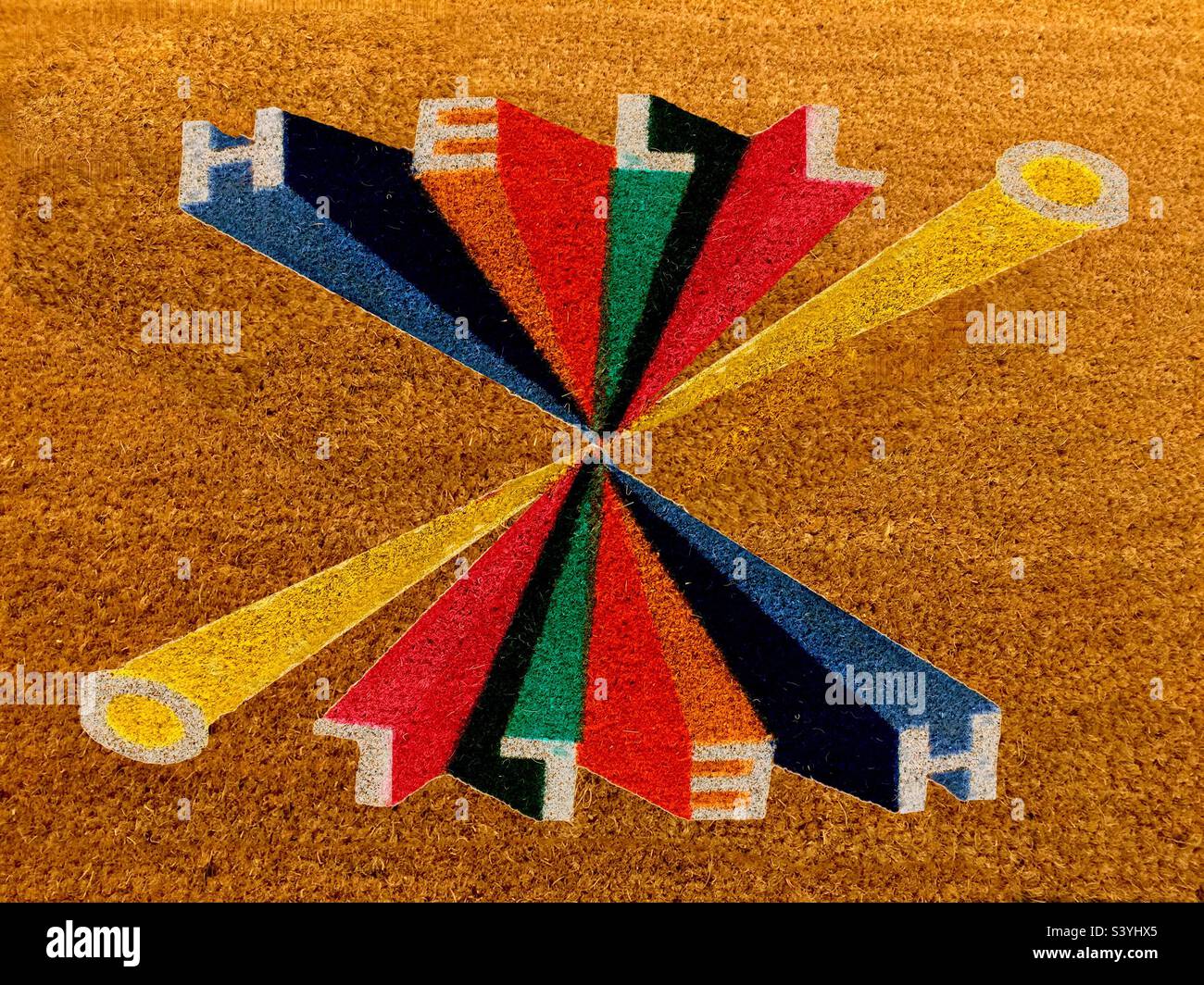 Hallo Hallo. Eine geometrische Konstruktion in Symmetrie. Fünf Buchstaben. Speichen in verschiedenen Farben. Strahlungslinien. Spiegelbild. Alltägliches Objekt. Stockfoto