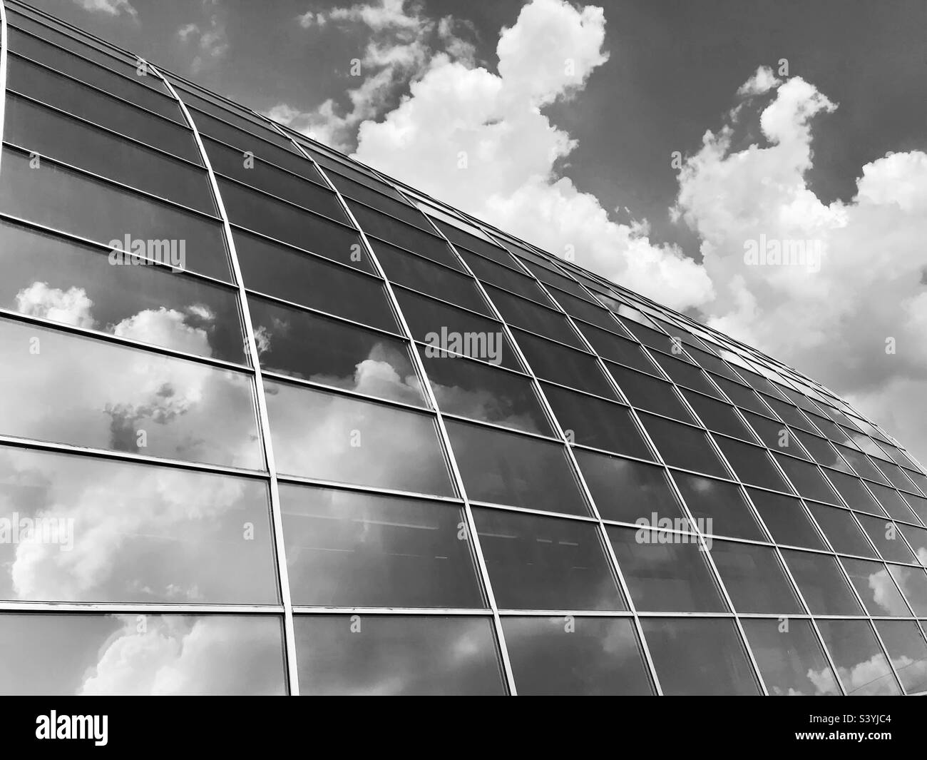 Moderne, futuristische Architektur in Schwarz und Weiß Stockfoto