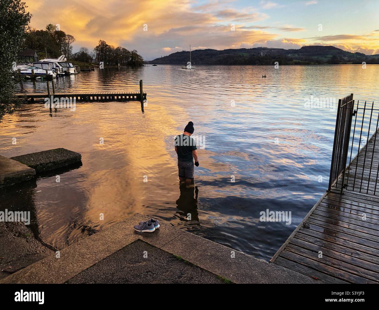 Wildes Schwimmen im Lake Windermere in der Abenddämmerung, Cumbria Lake District - Smartphone-aufgenommenes Stockfoto