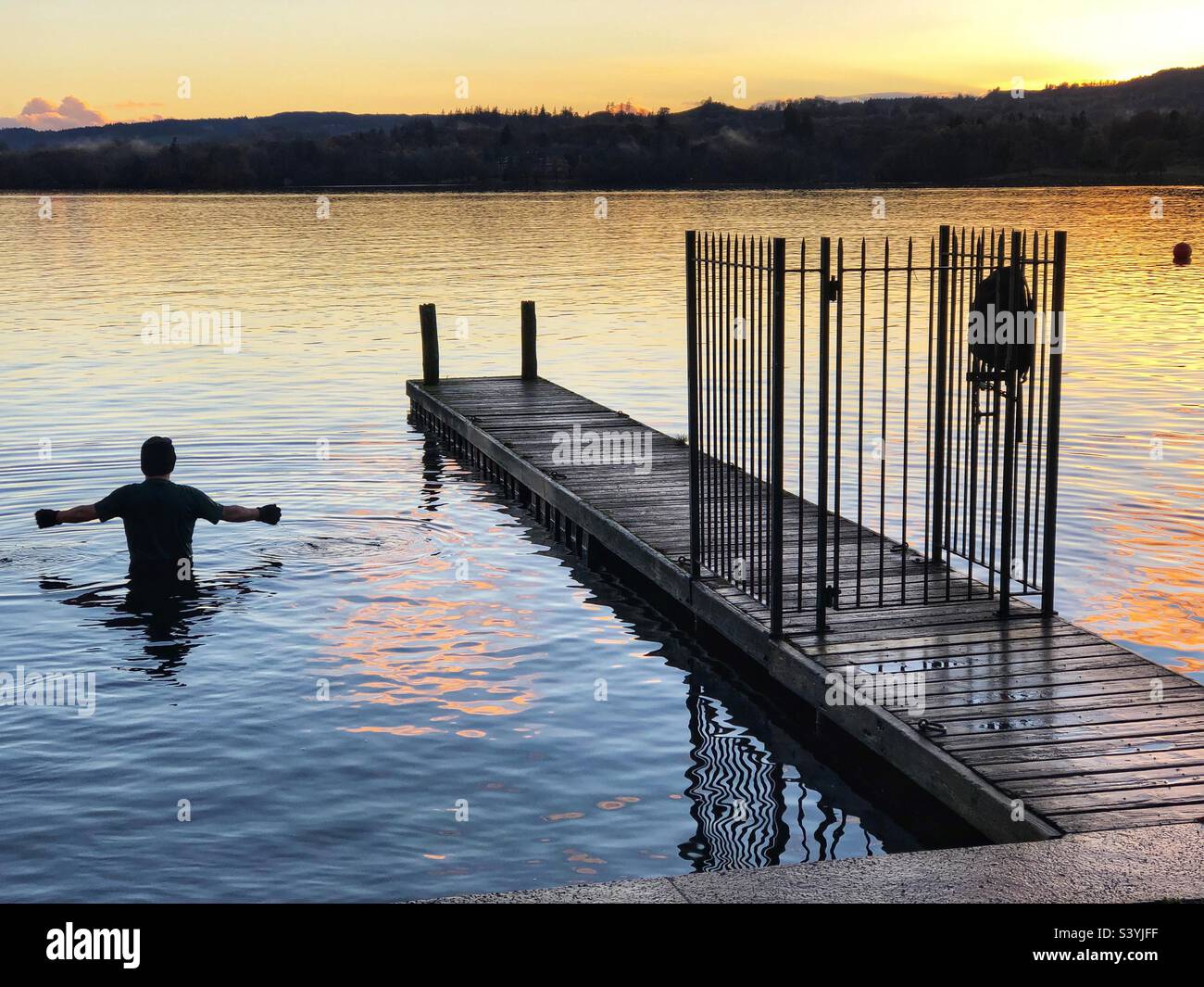 Wildes Schwimmen im Lake Windermere in der Abenddämmerung, Cumbria Lake District - Smartphone-aufgenommenes Stockfoto