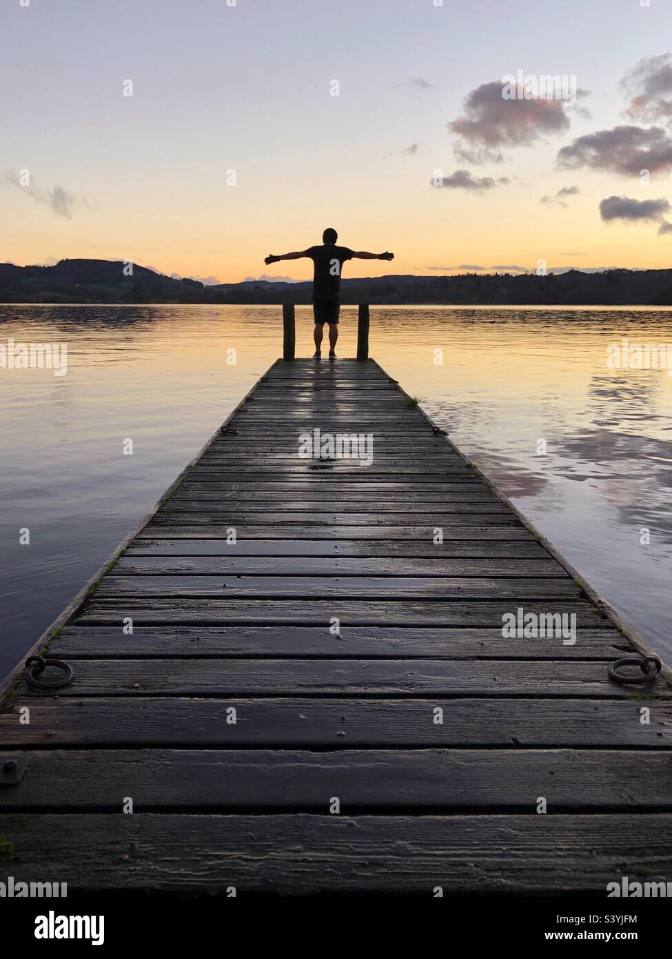 Wilder Schwimmer, der sich in der Abenddämmerung im Cumbria Lake District auf den Lake Windermere vorbereitet - Smartphone-aufgenommenes Stockfoto