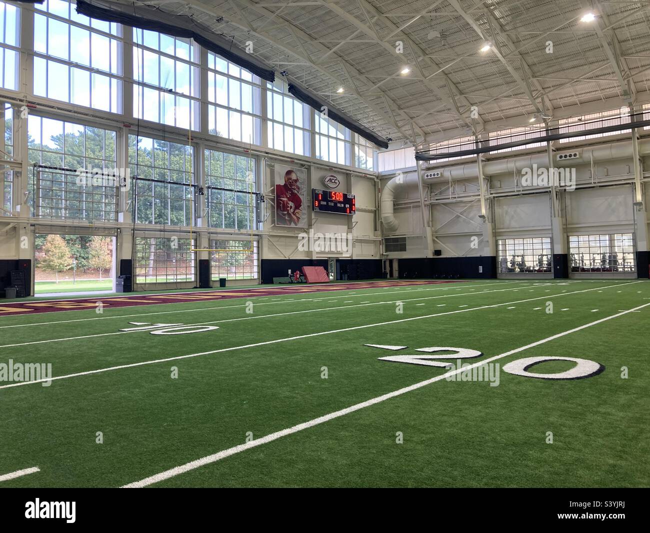 Chestnut Hill, Massachusetts, USA - 28. August 2022: Boston College, Fußballplatz in Gebäuden mit Foto des Fußballspielers an der Wand (Leitartikel) - Smartphone-aufgenommenes Stockfoto
