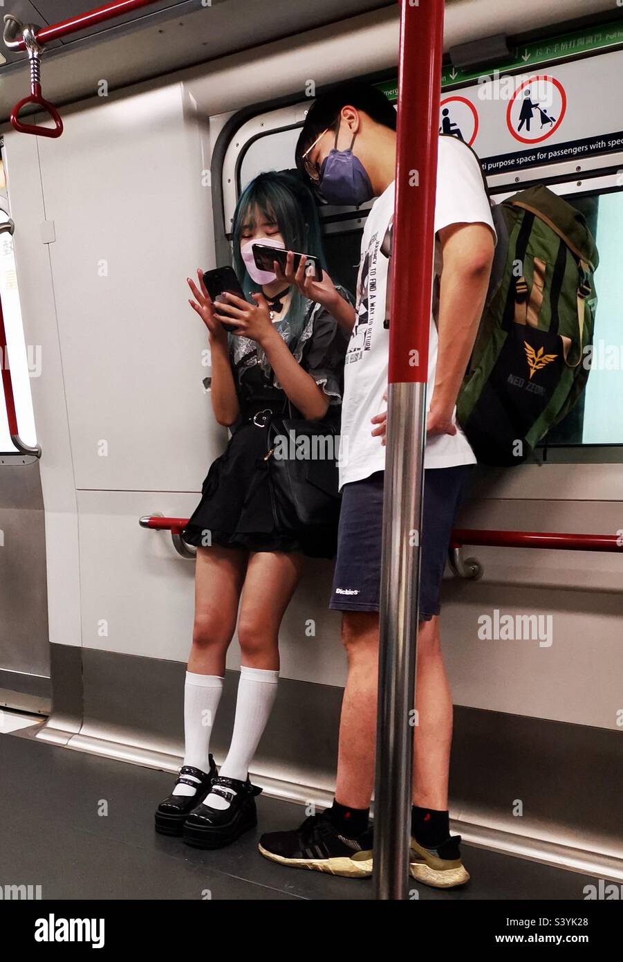 Ein Paar auf der MTR in Hongkong. Stockfoto