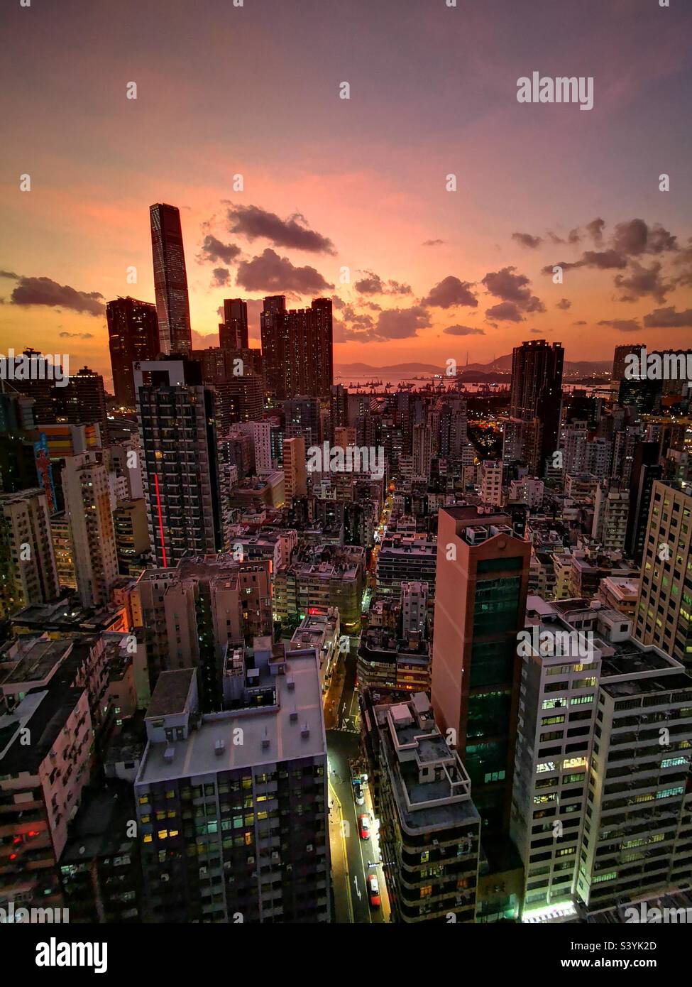 Sonnenuntergang über Jordanien und dem ICC-Wolkenkratzer in Hongkong. Stockfoto