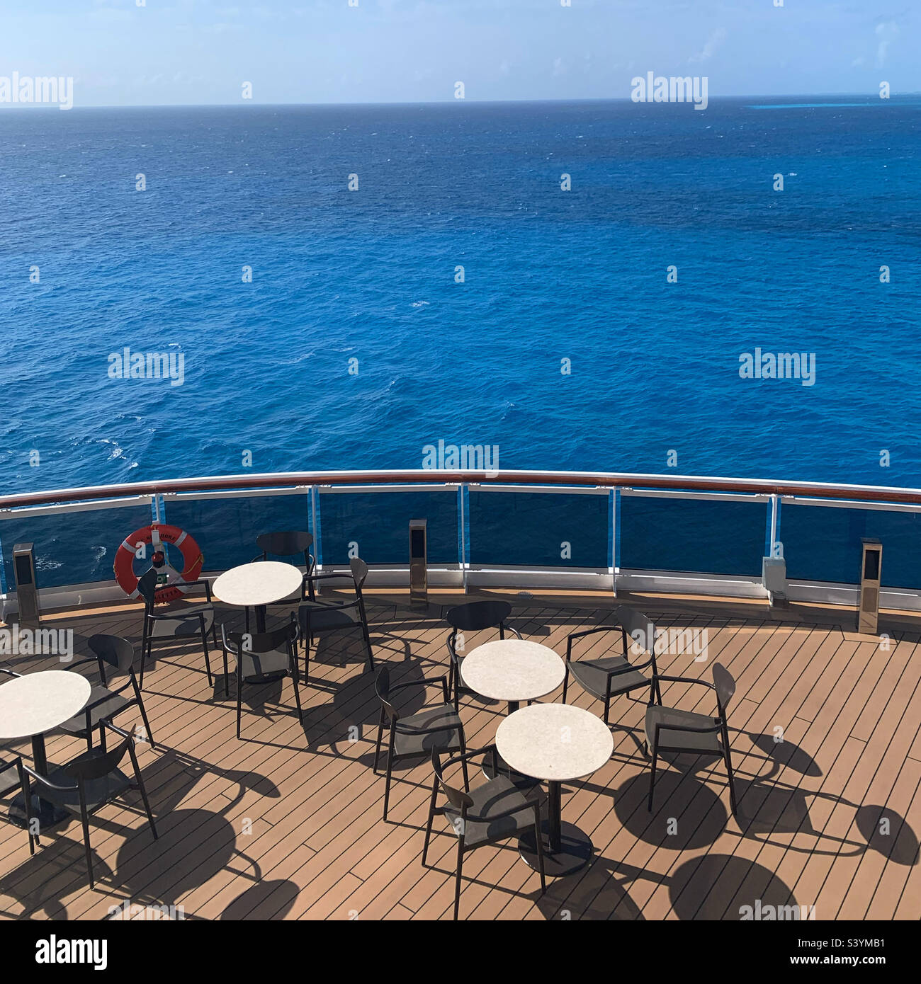 Tische und Stühle auf einem Deck auf dem MSC Seashore-Schiff während einer Kreuzfahrt auf den Bahamas Stockfoto
