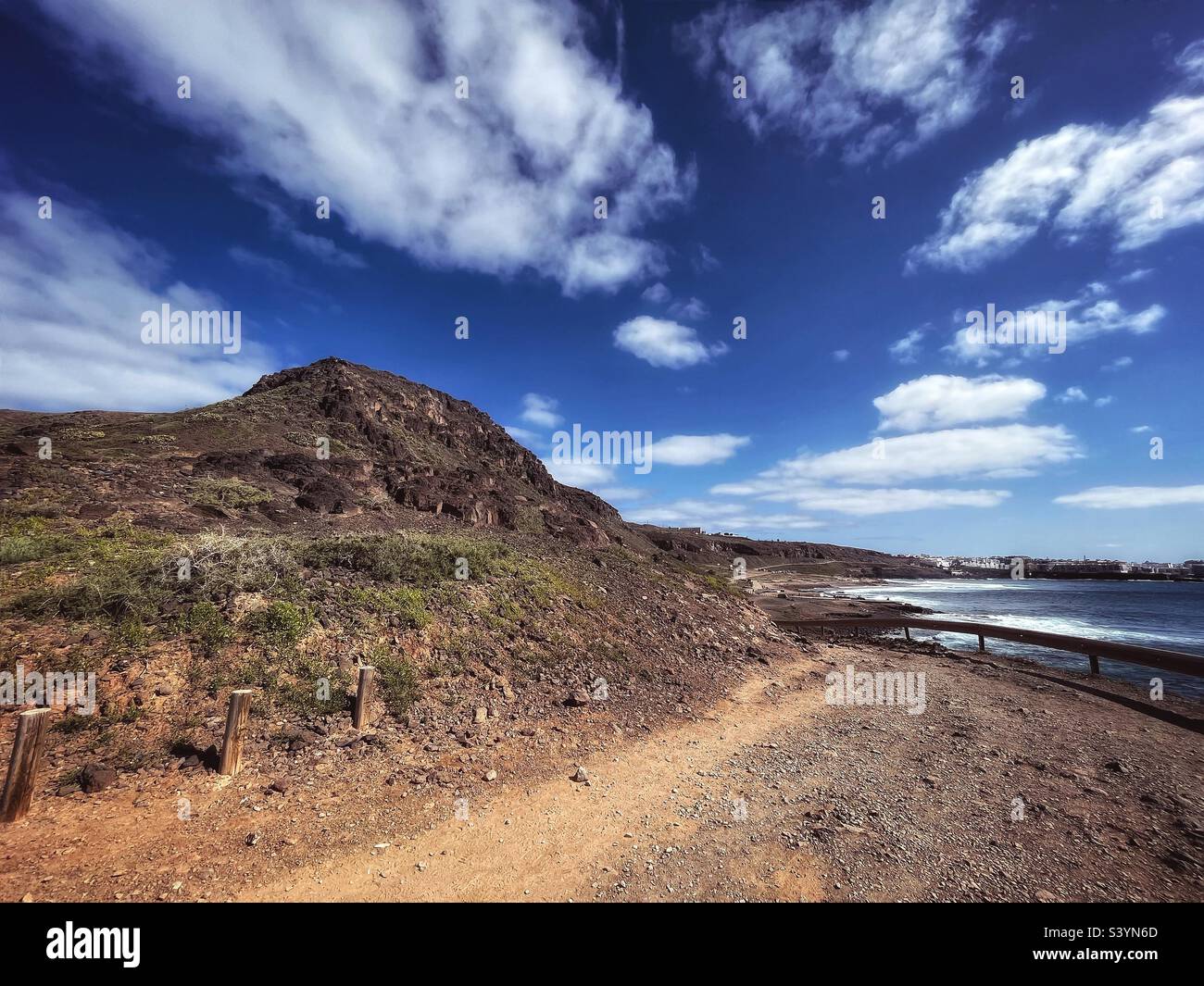 Playa del Confital Pfad von Las Palmas Stadt mit Atlantik - Smartphone-aufgenommenes Stockfoto