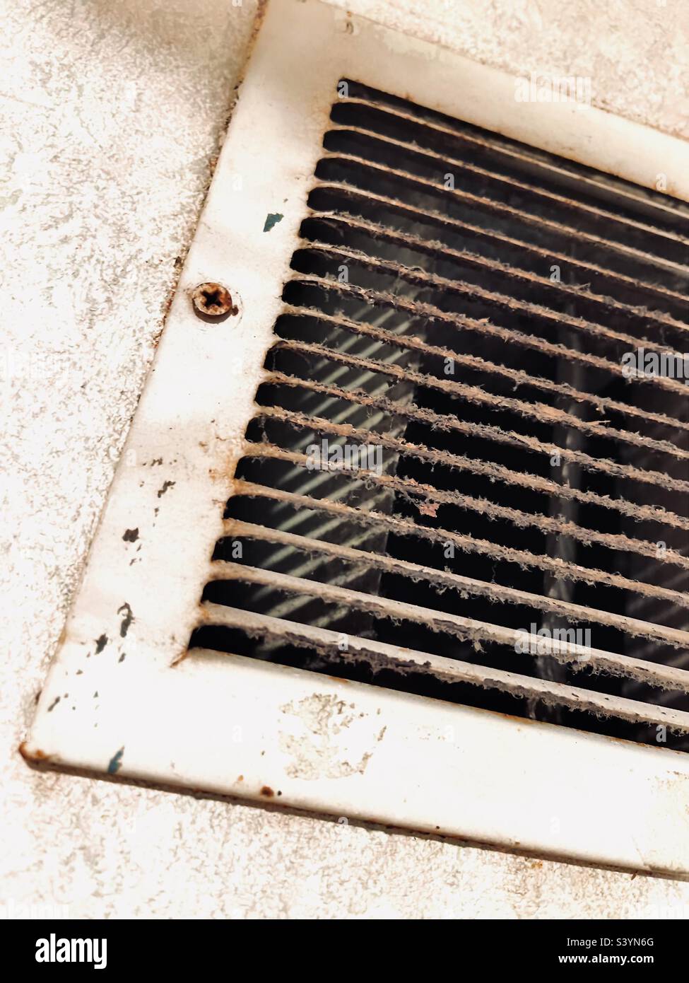 Dreckige Klimaanlage muss dringend gereinigt werden Stockfoto
