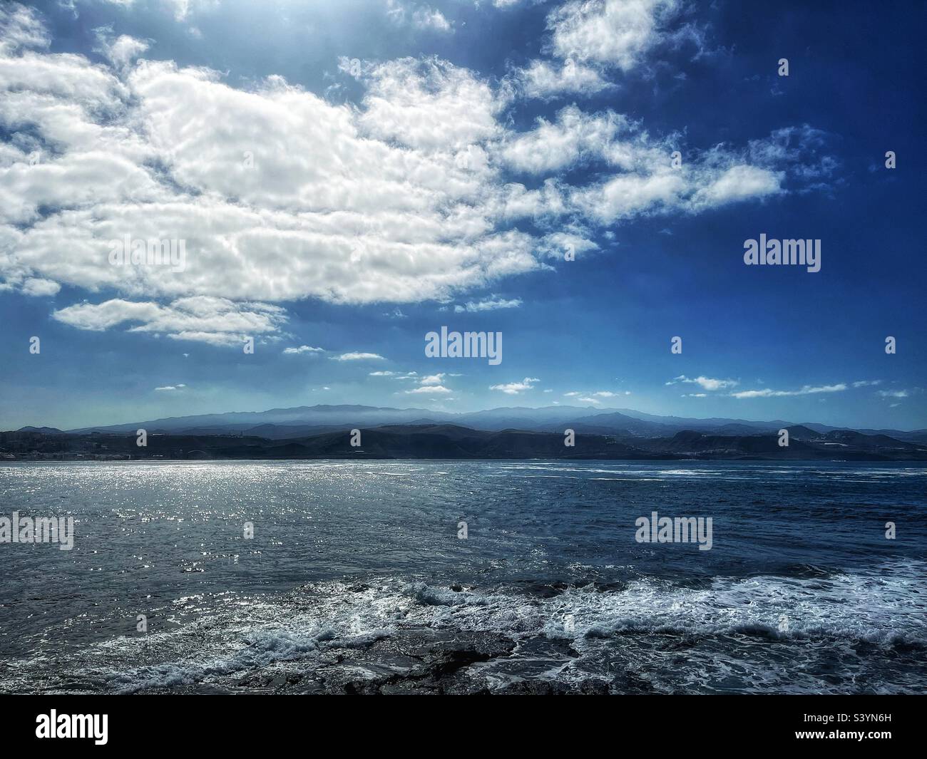 Blick über die Berge in Gran Canaria vom Strand Las Palmas - Smartphone-aufgenommenes Stockfoto