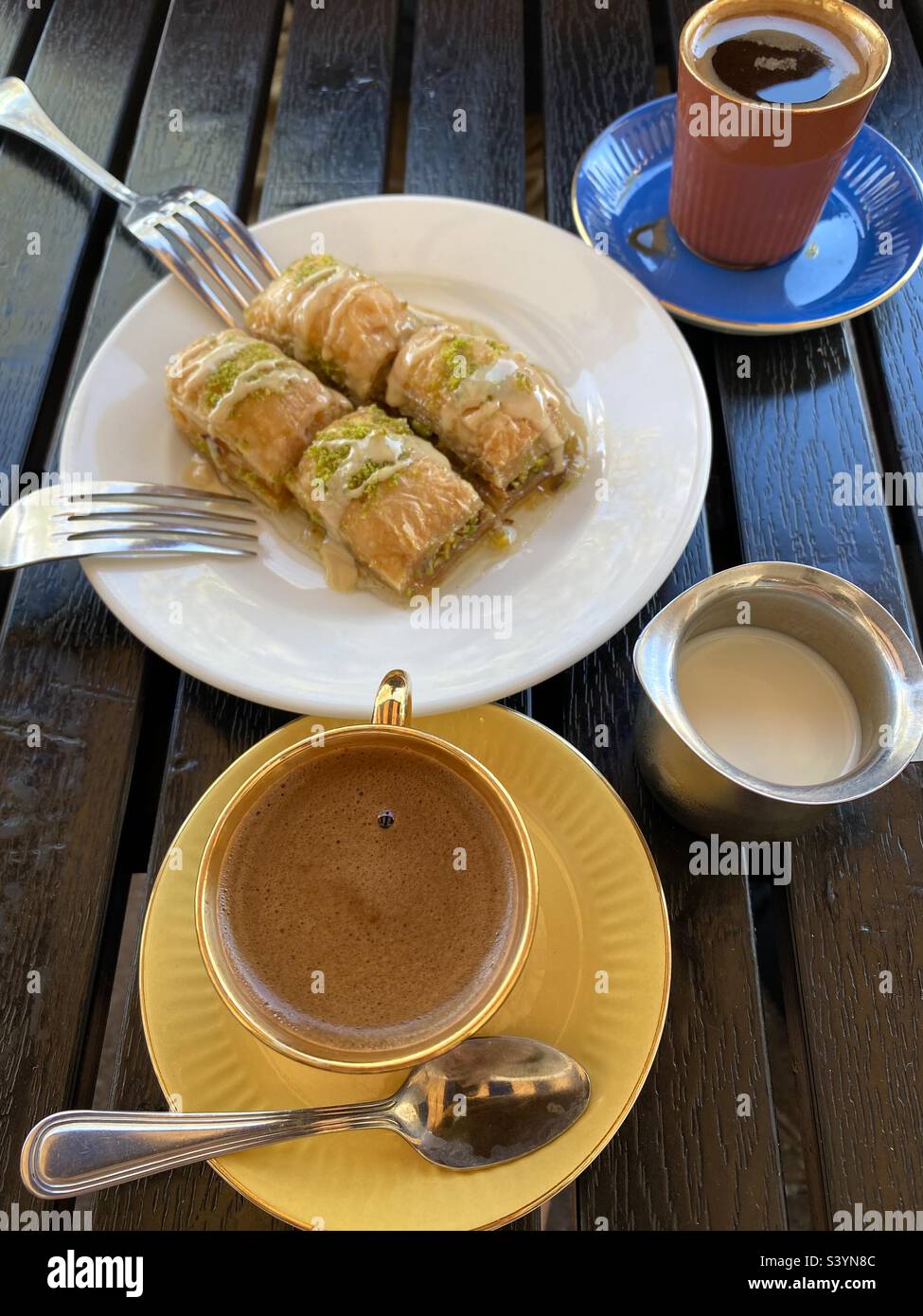 Türkisches Restaurant - Baklava-Dessert und türkischer Kaffee. Stockfoto