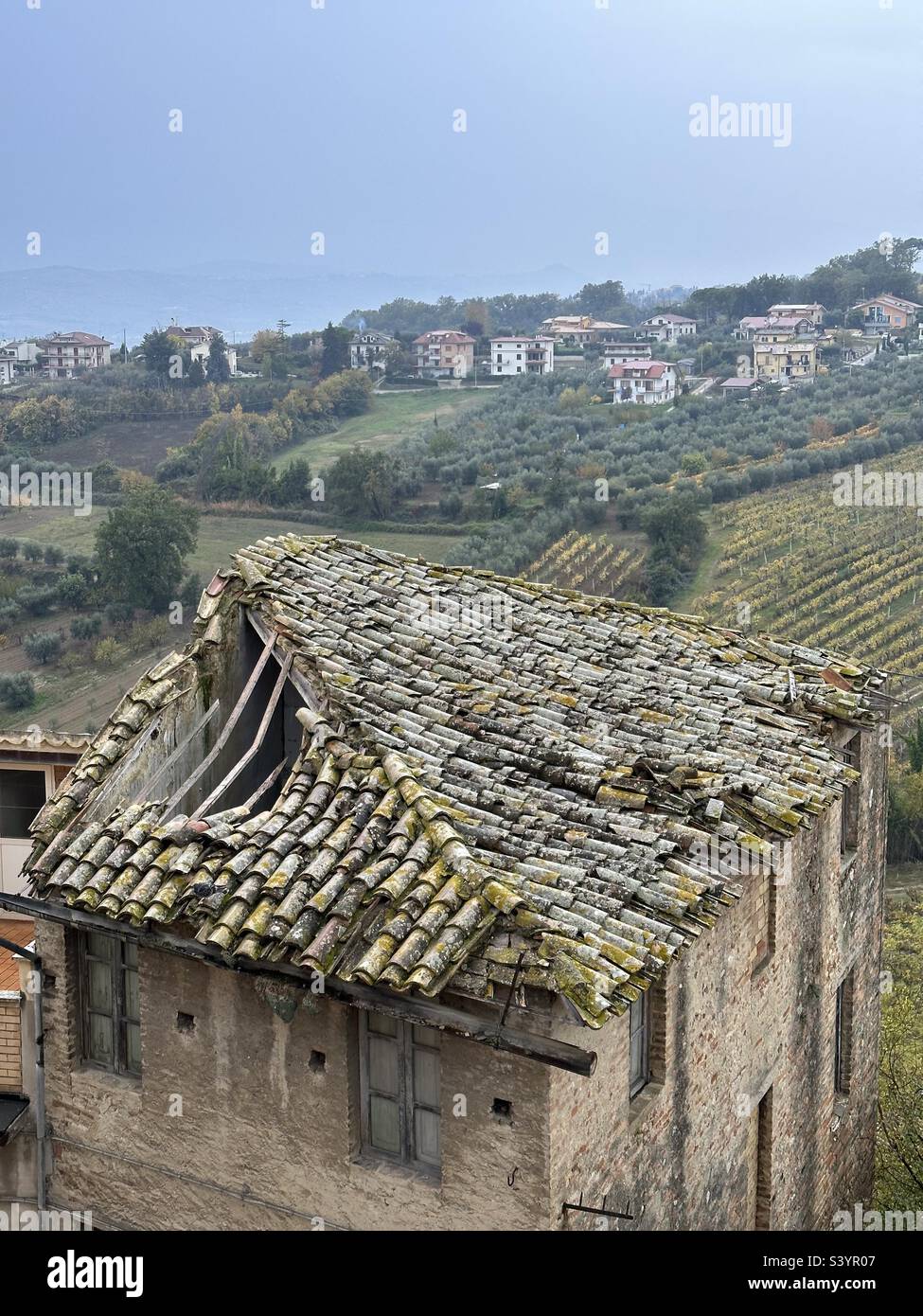 Verlassenes Haus mit eingefallenem Dach im alten Dorf Spinetoli, Region Marken, Italien Stockfoto