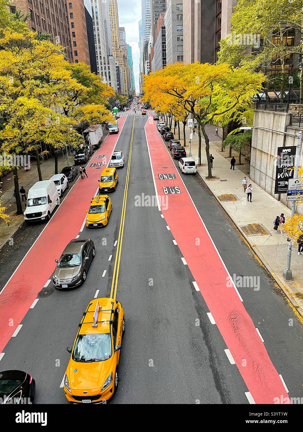 Die E. 42. St. von New York City aus der Sicht einer Überführung in Tudor City, 2022, USA Stockfoto