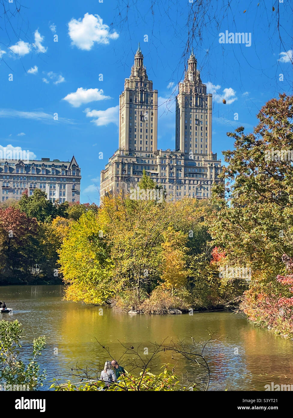 Das San Remo Koop Apartment Gebäude vom See im Central Park aus gesehen an einem Herbstnachmittag, 2022, New York City, USA - Smartphone-aufgenommenes Stockfoto