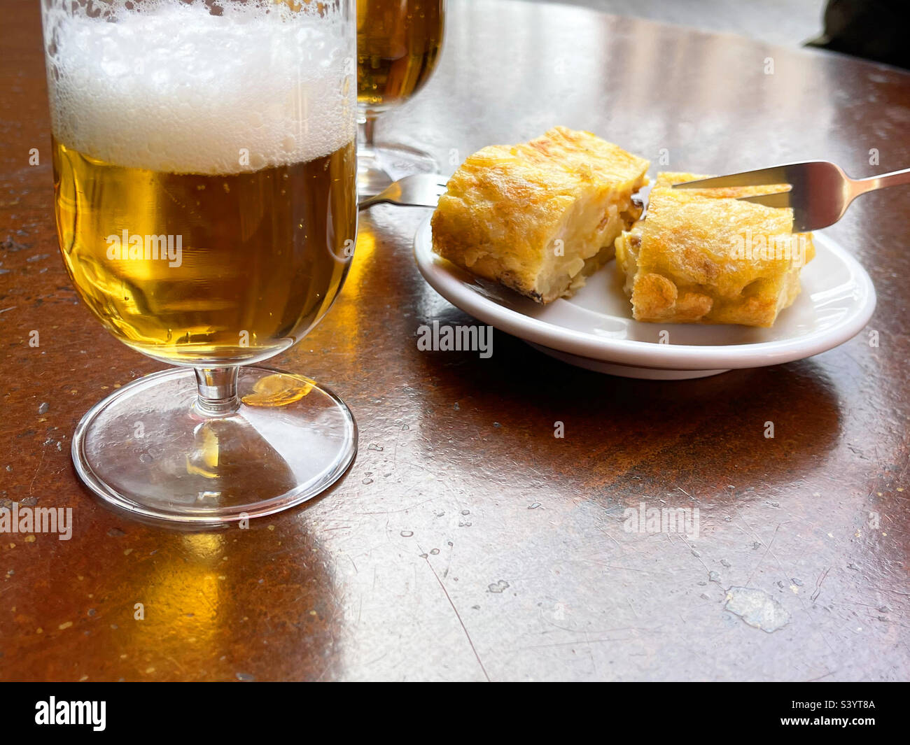 Pincho de Tortilla, spanisches Omelett mit einem Glas Bier. Spanien. - Smartphone-aufgenommenes Stockfoto