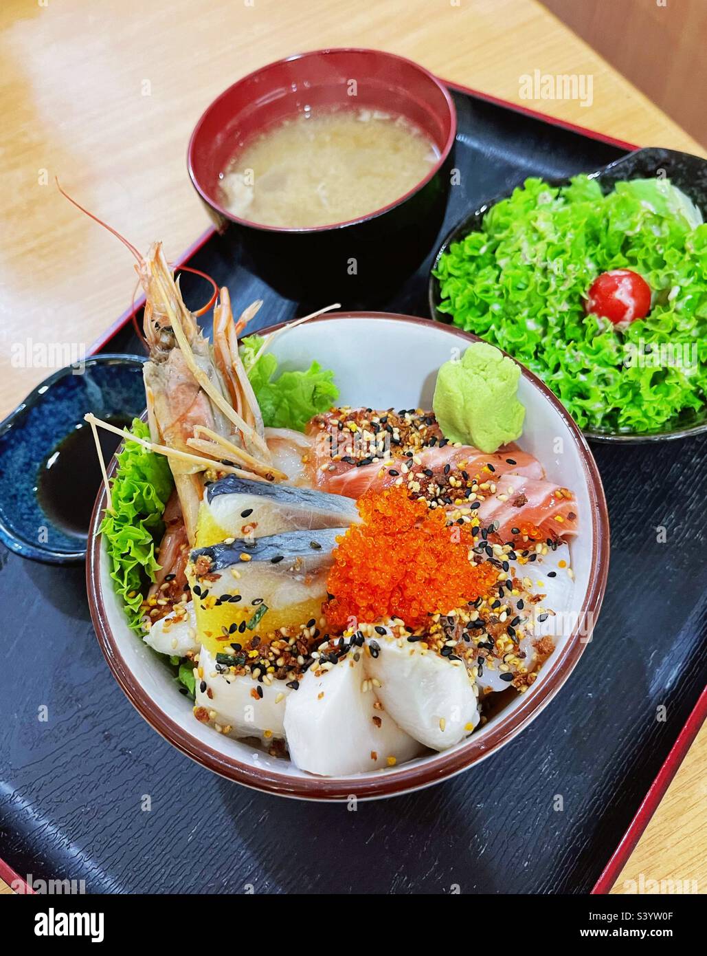 Japanische Reisschale. Großzügige Sashimi-Auflage mit Sushi's Reis Stockfoto