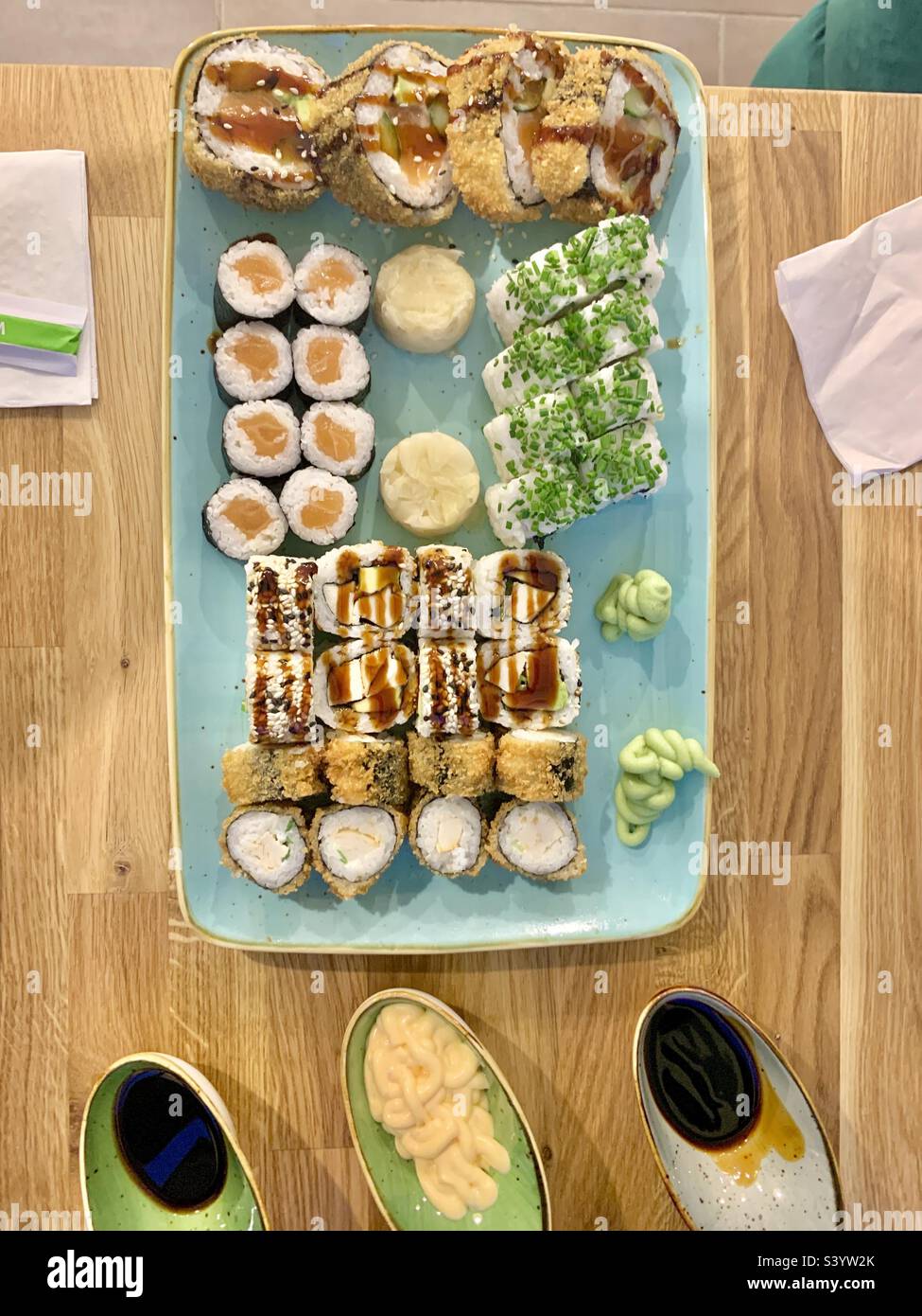 Sushi-Teller in einem deutschen Restaurant Stockfoto
