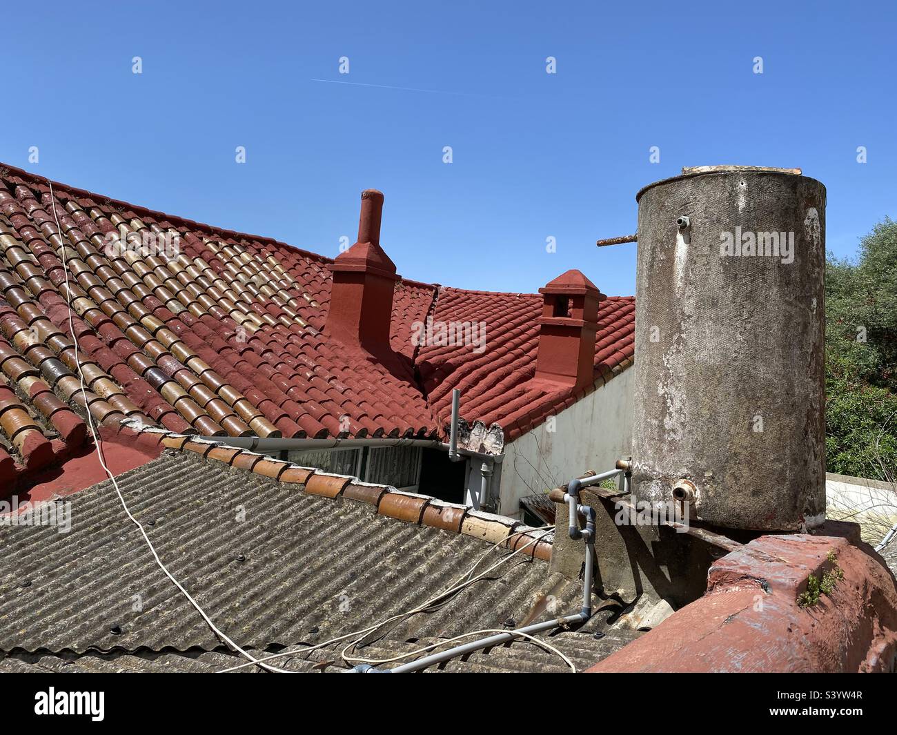 Wassertank für Asbestzement auf dem Dach eines Hauses Stockfoto