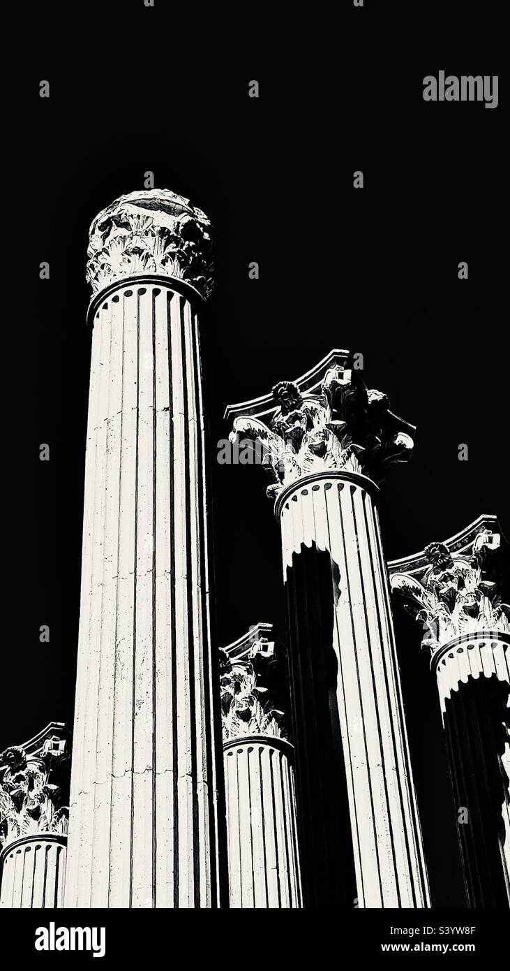 Klassische Säulen bei Nacht Stockfoto