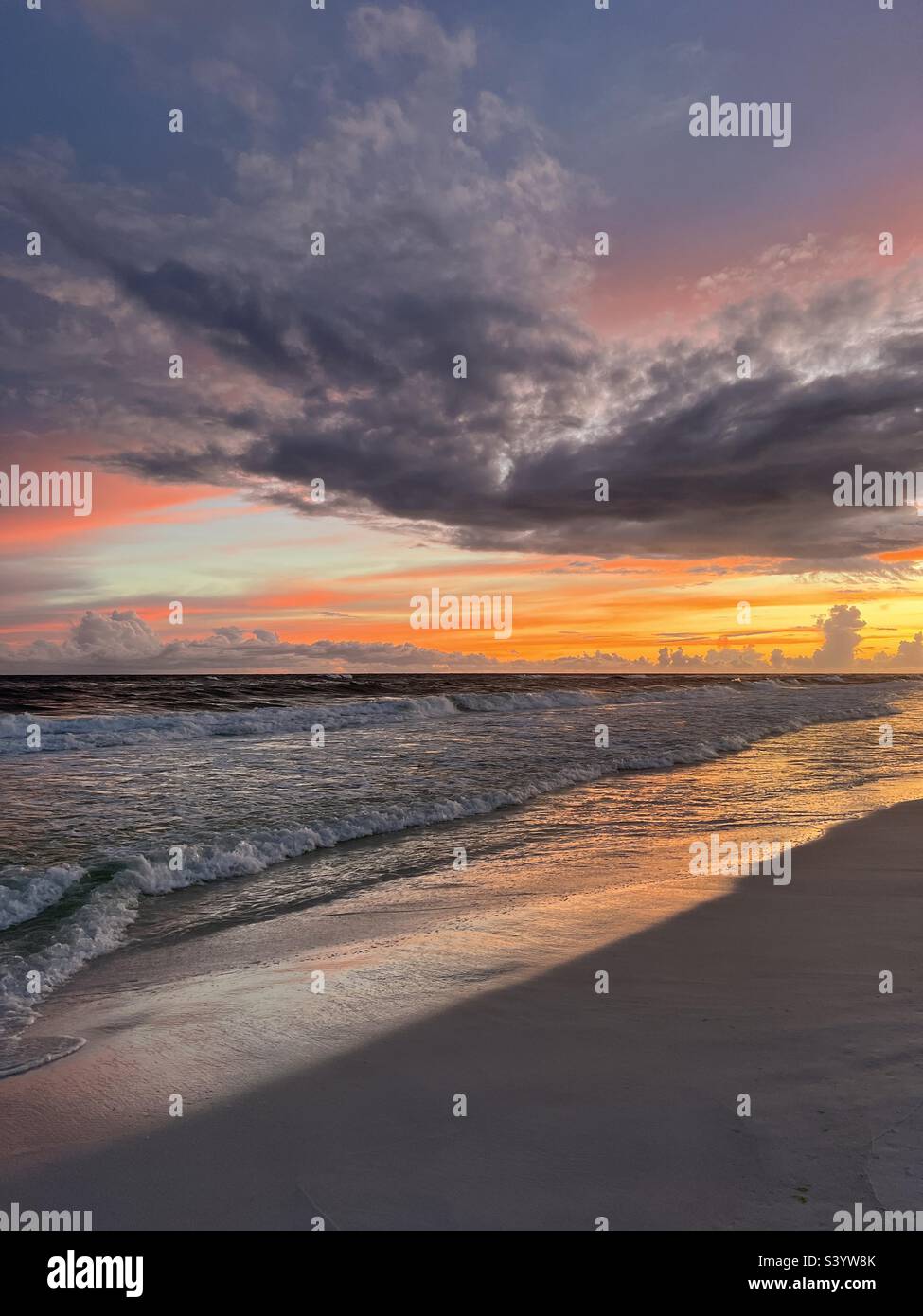 Farbenfroher Sonnenuntergang über dem Golf von Mexiko Emerald Coast Florida Stockfoto
