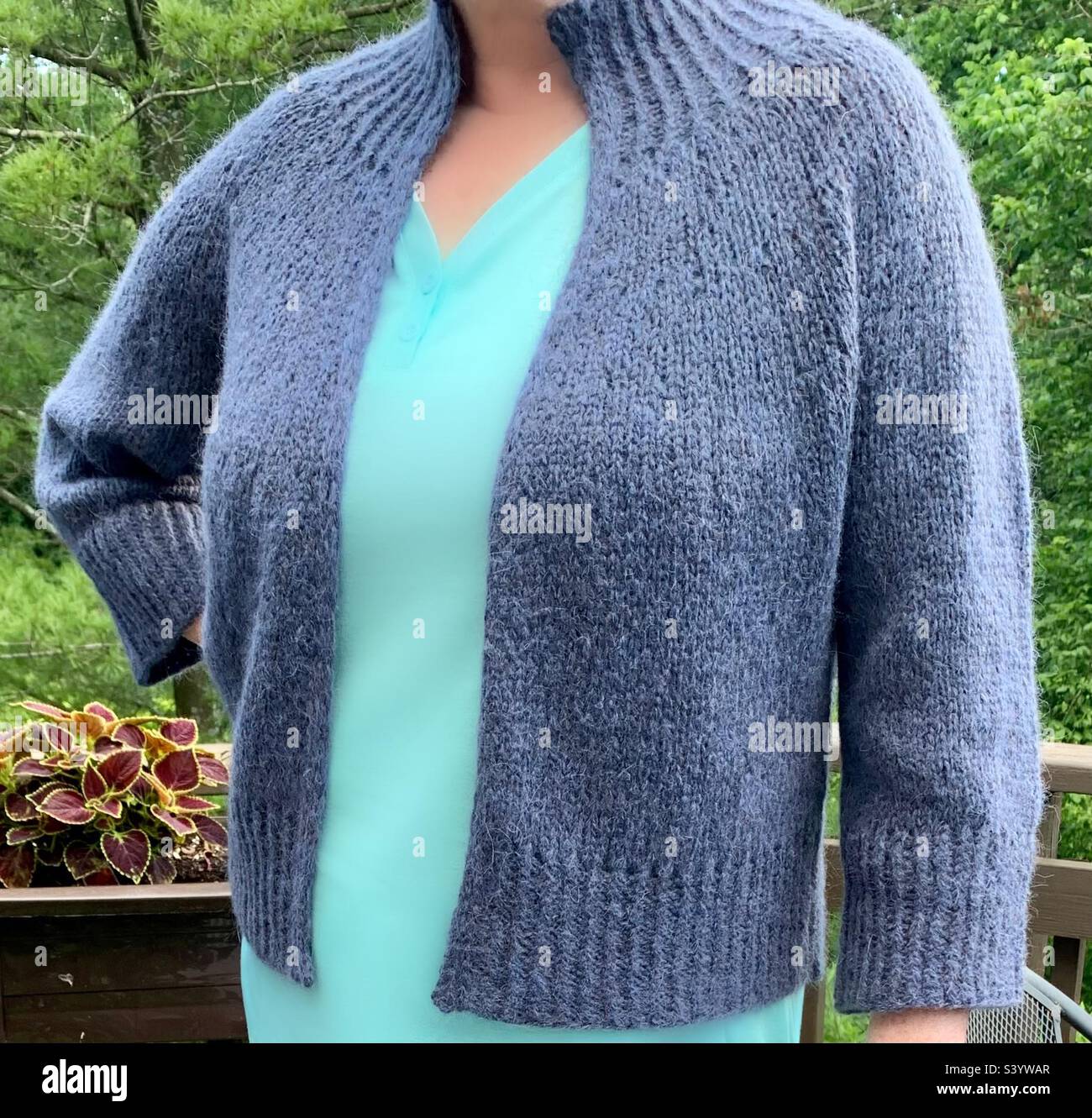 Handgefertigter Alpaka-Pullover aus Wolle in weichem Blau - Smartphone-aufgenommenes Stockfoto