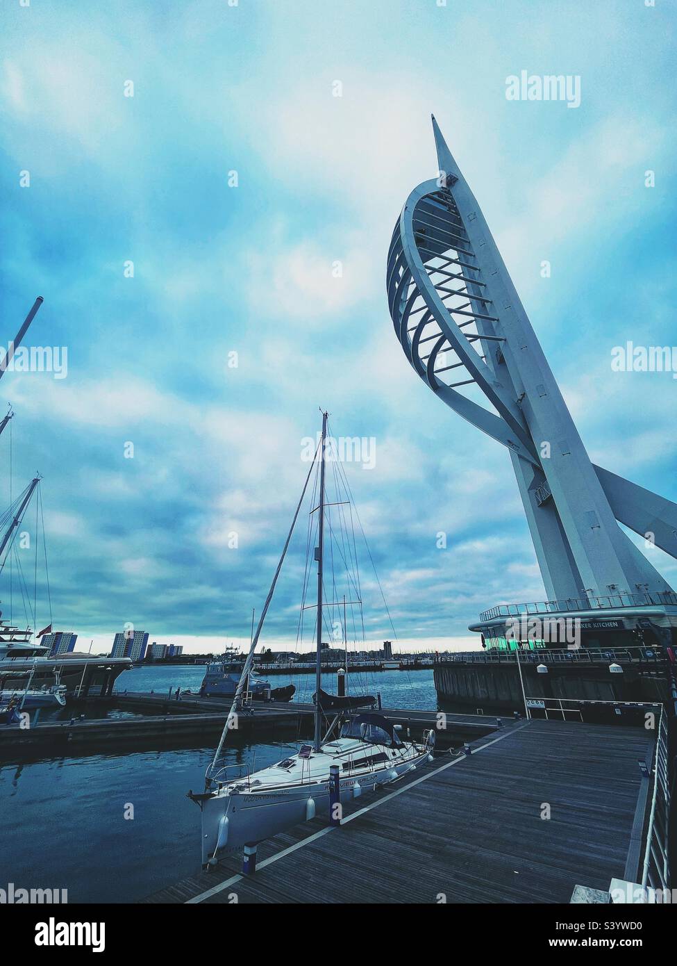 Blick auf den hohen Spinnaker Tower vom Kai am Gunwharf in Portsmouth Stockfoto