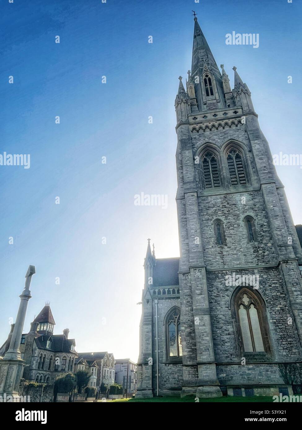 Der Turm der Allerheiligen-Pfarrkirche in Ryde Isle of Wight an der englischen Küste ist ein gotisches Meisterwerk aus dem Jahr 1867 - alte Villa im Hintergrund - Smartphone-aufgenommenes Stockfoto