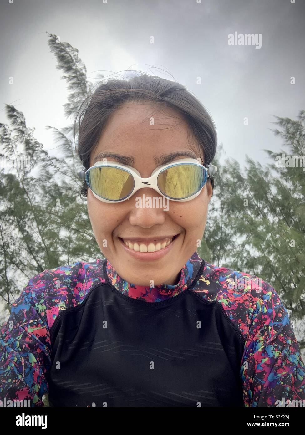 Selfie einer Frau, die Speedo google trägt - Smartphone-aufgenommenes Stockfoto