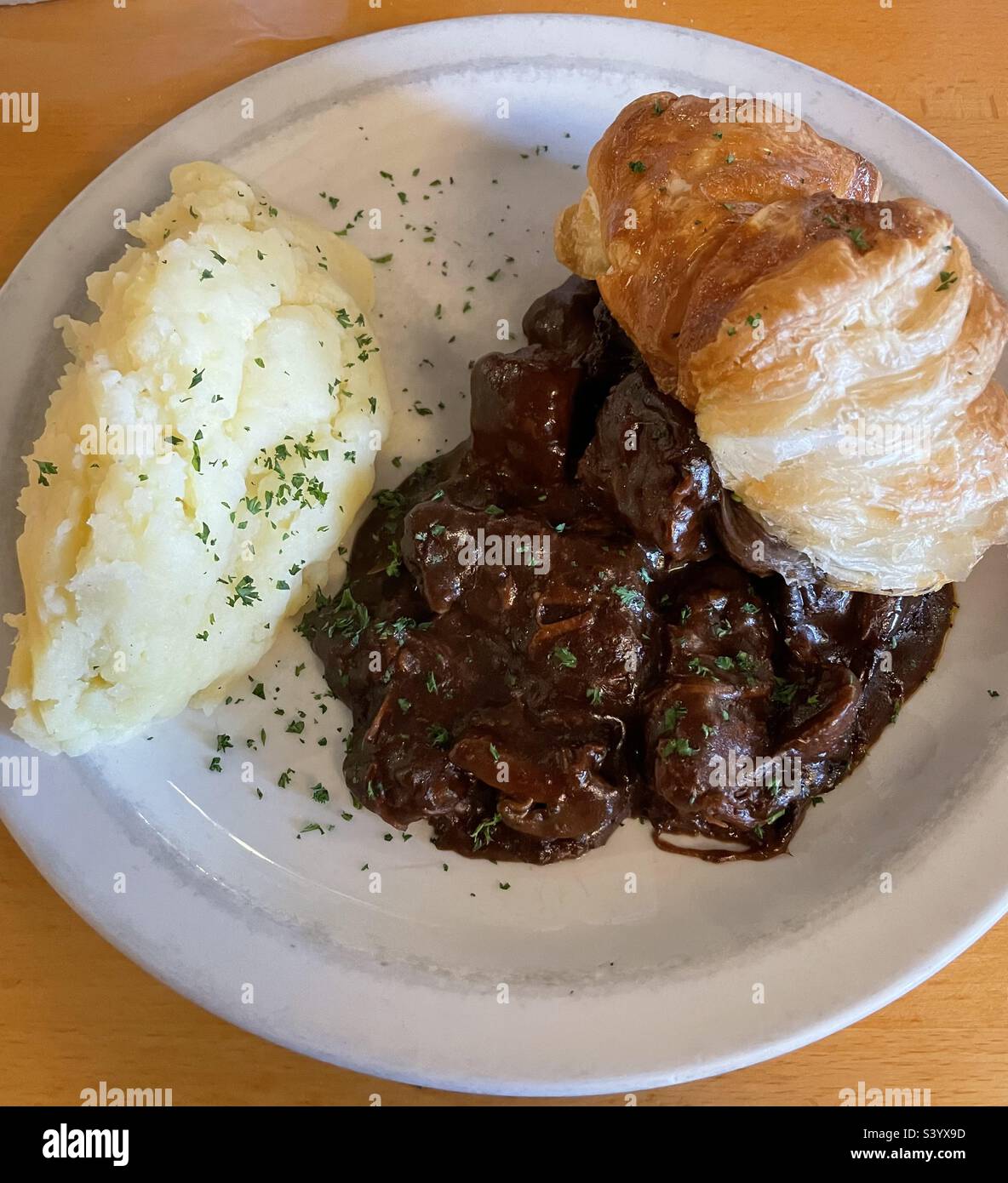 Steak Pie und Kartoffelpüree, gutes traditionelles britisches Essen im Restaurant - Smartphone-aufgenommenes Stockfoto