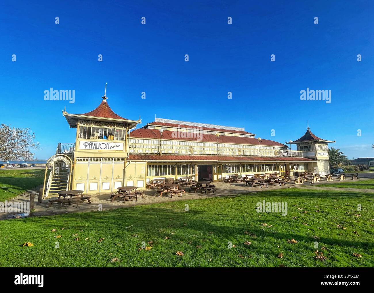 Der Pavillon wurde 1926-7 von Vincent und West erbaut, wobei gusseiserne Muster von McFarlanes aus Glasgow verwendet wurden. Die Ryde Esplanade auf der Isle of Wight ist ein seltener Überbleibsel der Architektur am Meer. Stockfoto