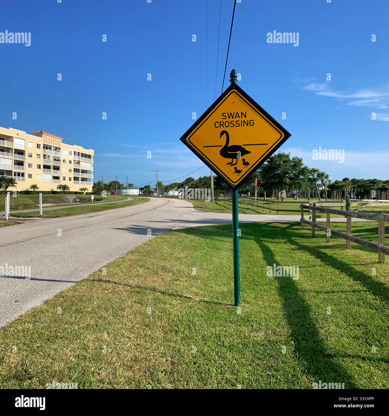 Mai 2022, Schild ‚Swan Crossing‘, Cape Canaveral, Brevard County, Florida, Usa Stockfoto