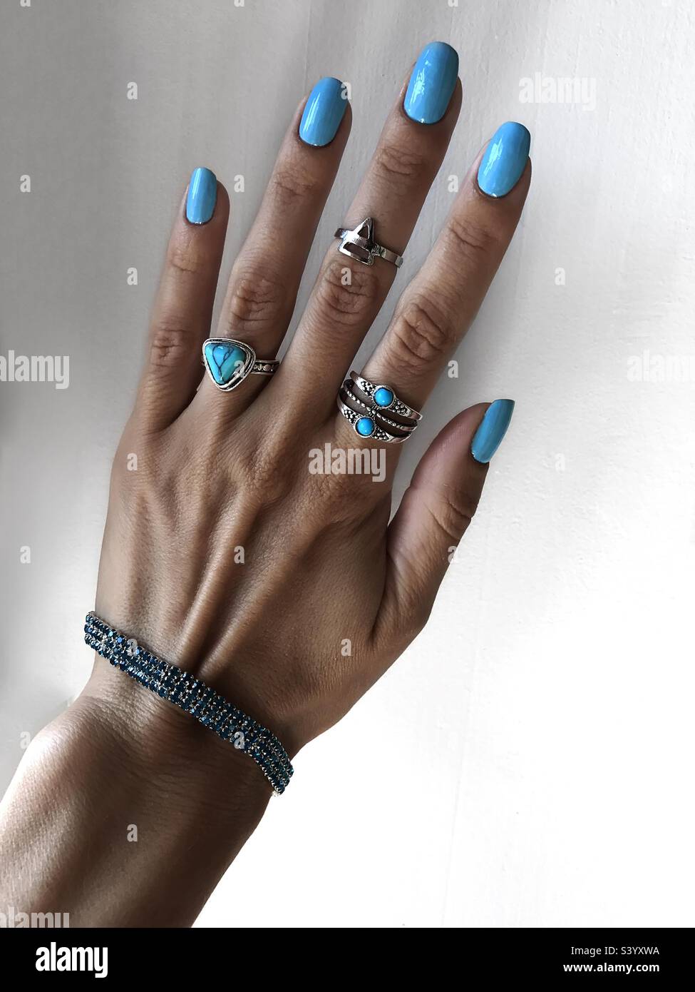 Blaue Maniküre und Schmuck - Smartphone-aufgenommenes Stockfoto