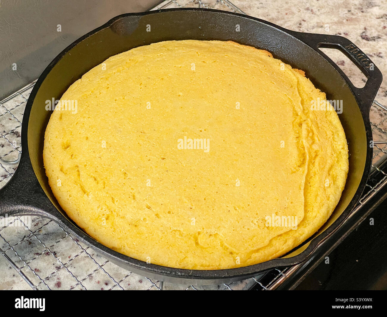 Hausgemachtes gelbes Maisbrot in einer gusseisernen Pfanne. Stockfoto