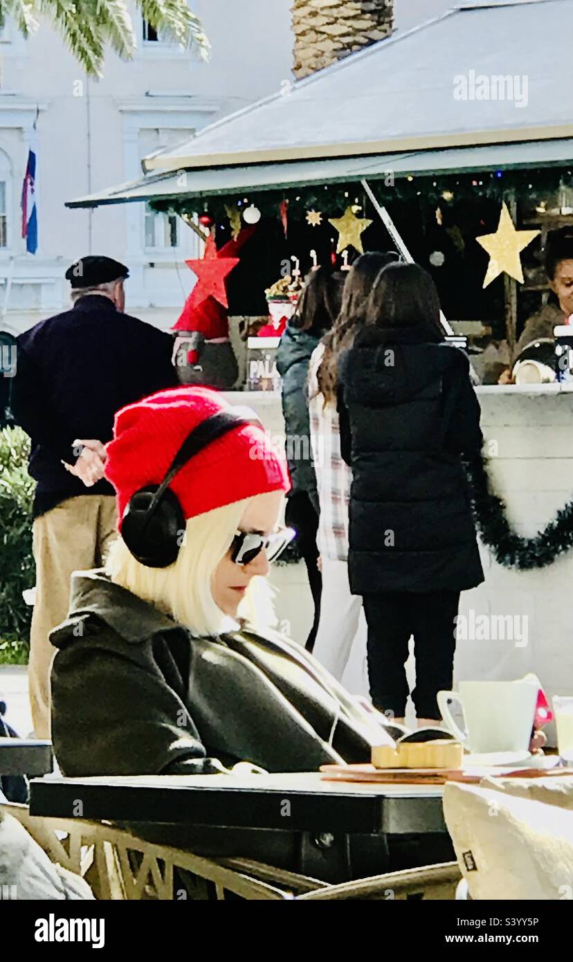 Weihnachtsstimmung auf der Straße von Split, Kroatien - Smartphone-aufgenommenes Stockfoto
