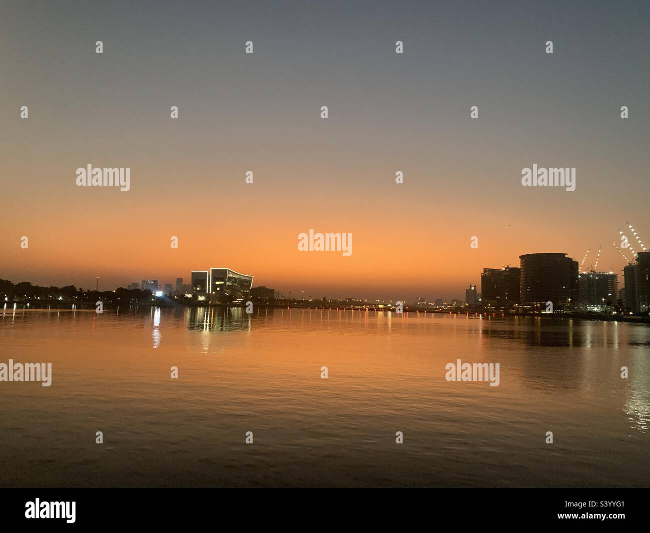 Sonnenuntergang über Dubai Creek, Vereinigte Arabische Emirate - Smartphone-aufgenommenes Stockfoto