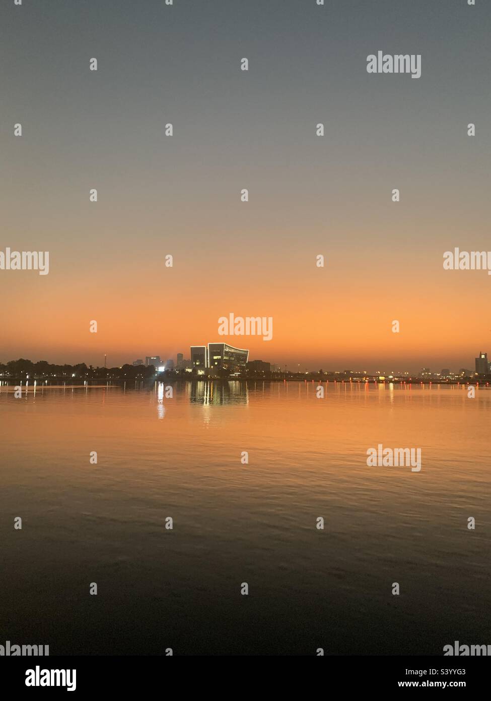 Sonnenuntergang über Dubai Creek, Vereinigte Arabische Emirate - Smartphone-aufgenommenes Stockfoto
