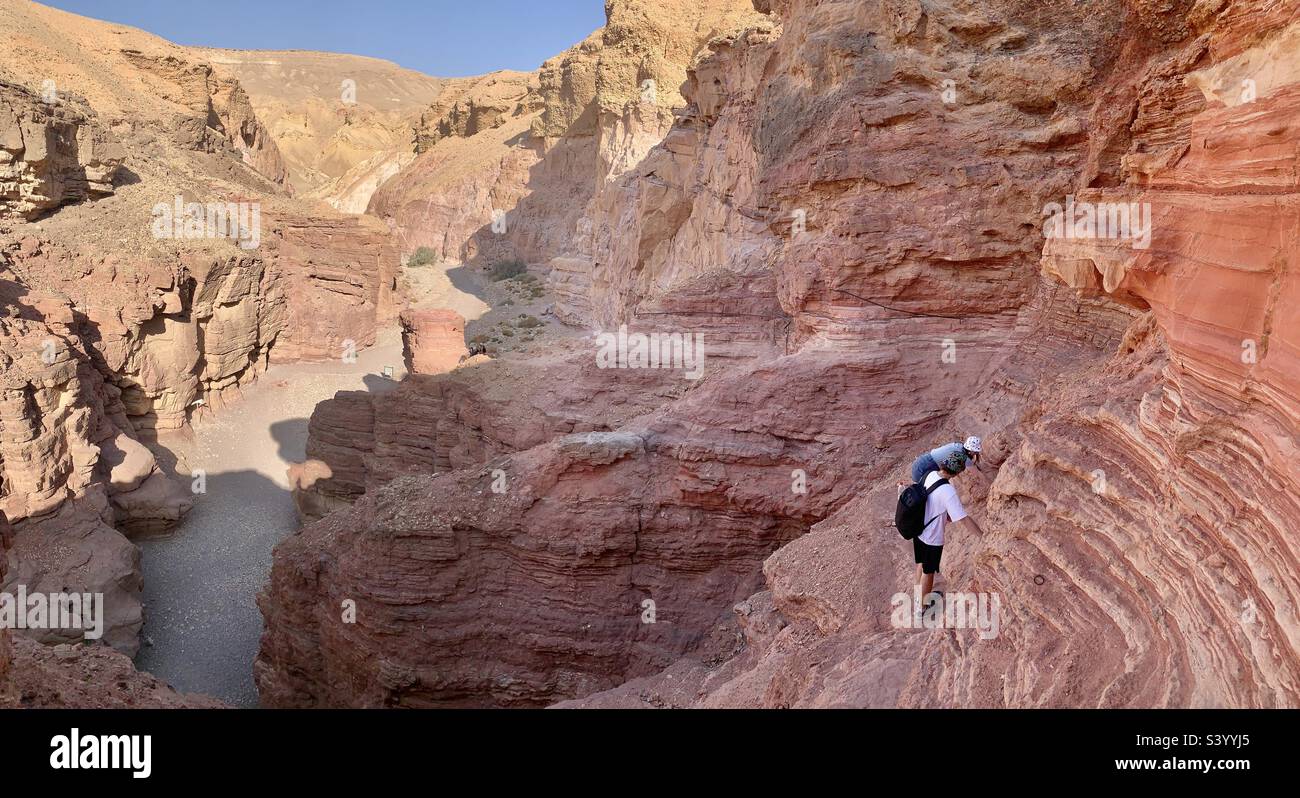 Wandern im roten Canyon eilat Negev Wüste Timna Park - Smartphone-aufgenommenes Stockfoto