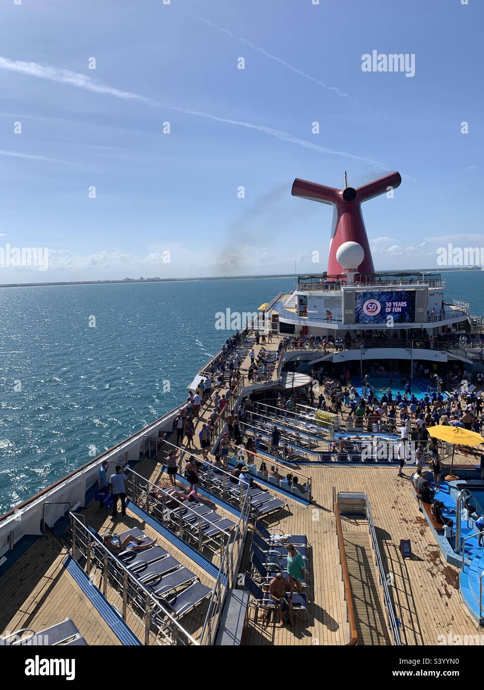 Mai, 2022, an Bord des Kreuzfahrtschiffs Carnival Liberty zu Beginn einer Bahamas Kreuzfahrt, die von Port Canaveral, Cape Canaveral, Brevard County, Florida, Vereinigte Staaten, ablegt Stockfoto